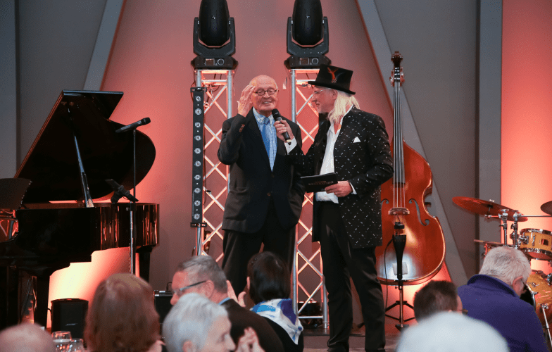 Event-Moderator Wilhelm Zappe interviewt den Ehrengast und ehemaligen Oberbürgermeister Hannovers Herbert Schmalstieg anlässlich der Gala der Goldenen Generation im cavallo königliche reithalle Hannover.