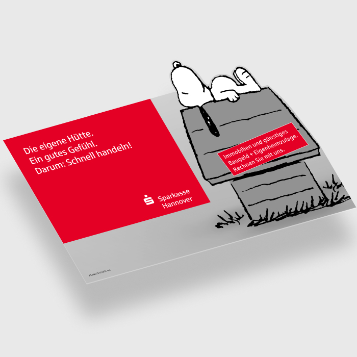 Zu sehen ist eine Open Response Card zur Snoopy Kampagne, die als Direktmailing an etwa 20.000 potenzielle Interessenten des ImmobilienCenters der Sparkasse Hannover gesendet wurde. Key Visual ist Snoopy, der lässig auf dem Dach seiner Hundehütte liegt.