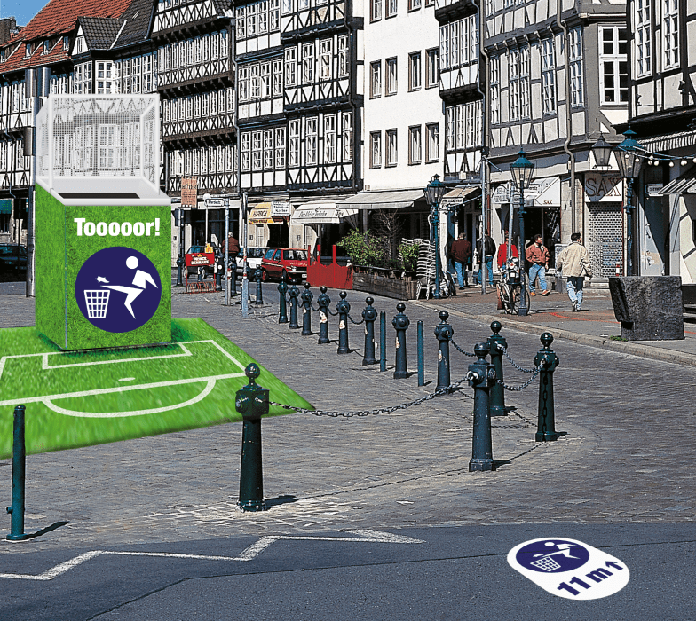 Die Visualisierung zeigt eine gebaute Kampagnen-Tortonne mit grünem Kunstrasen und weißen Spielfeldlinien auf dem Holzmarkt Hannover. Jedes Mal, wenn jemand hier mit dem Abfall trifft, ertönt der Jubelruf „Toooor! Toooor!“