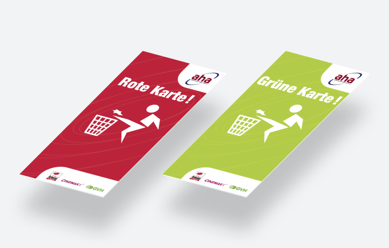 Zu sehen sind eine rote und eine grüne Karte, die anlässlich der Volltreffer-Kampagne in Hannover verteilt werden. Die rote Karte zeigt, was mülltechnisch nicht geht, die grüne stellt Schätzfragen für ein Gewinnspiel.