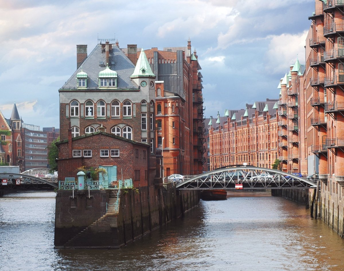 Das Bild zeigt die Speicherstadt in Hamburg von der Poggenmühlenbrücke aus gesehen.