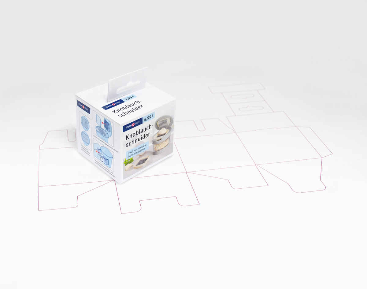Das Bild zeigt die Umrisse einer Stanzform für ein Rossmann-Produkt. Darauf steht die fertige Produktverpackung für einen Knoblauchschneider aus der Rossmann Ideenwelt.
