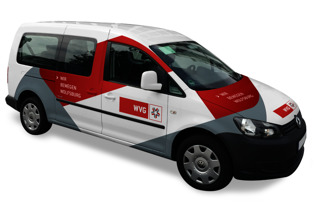 Das freigestellte Foto zeigt einen im Corporate Design beklebten Firmenwagen der Wolfsburger Verkehrs GmbH, einer Tochterfirma der Unternehmensgruppe Stadtwerke Wolfsburg. 