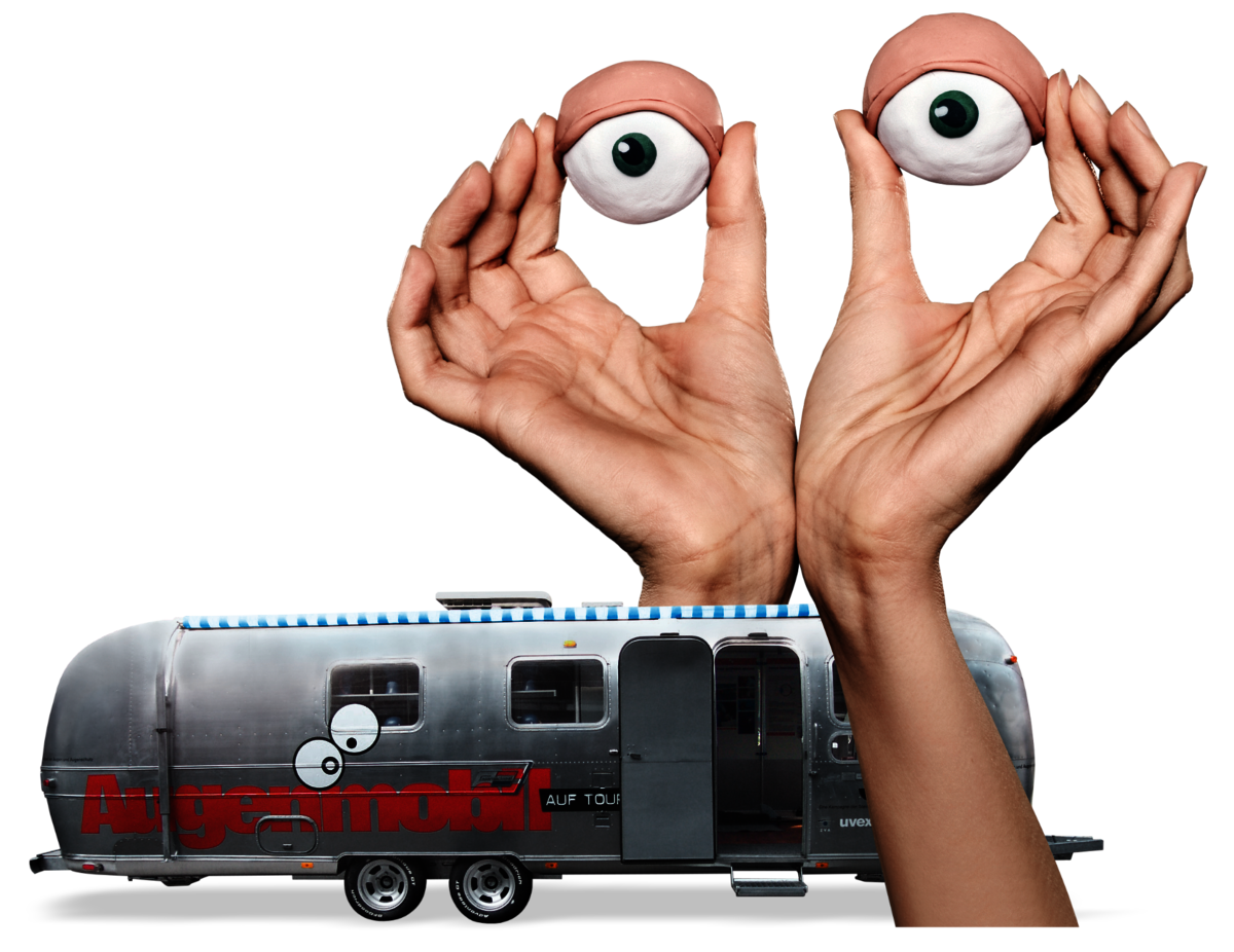 Die Bildcollage zeigt einen zum Augenmobil umgebauten Airstream-Wohnwagen, der als mobile Ausstellung von Betrieb zu Betrieb fahren kann, zwischen zwei Händen, die große, geknetete Kulleraugen halten.