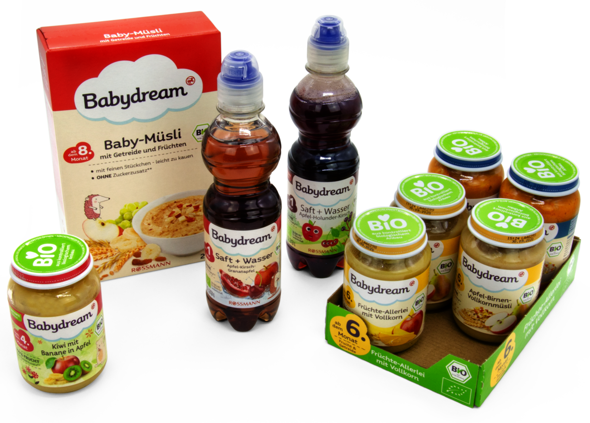 Foto von acht verschiedenen Produktlabels auf Gläschen und Flaschen und einer Müsliverpackung aus dem Bereich Babynahrung der Rossmann-Eigenmarke Babydream.